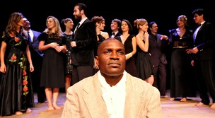 Edson Cardoso, o Jacaré, na peça "A negra felicidade" (Foto: Guga Melgar/Divulgação)