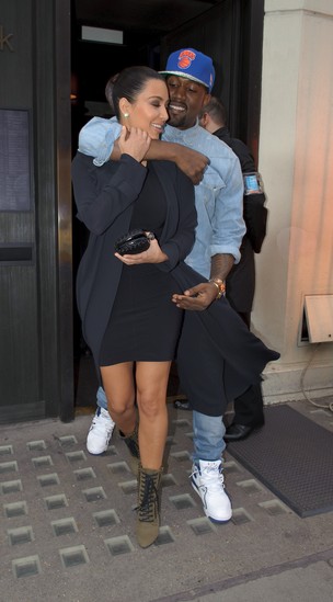 Kim Kardashian e Kanye West em clima de romance total por Londres (Foto: Grosby Group)
