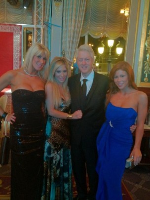 Bill Clinton com atrizes pornô (Foto: Reprodução/Twitter)