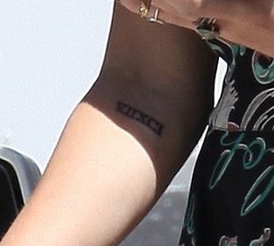 Nova tatuagem de Miley Cyrus feita em Los Angeles, nos Estados Unidos (Foto: X17/ Agência)