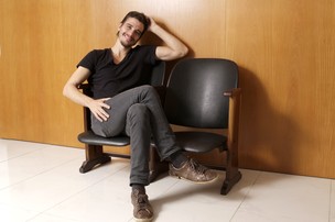 O ator Luca Bianchi posa em sua casa para o site EGO (Foto: Isac Luz/EGO)