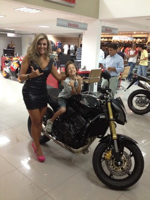 Com o filho Igor, ex-BBB Fabiana recebe a moto que ganhou no ‘BBB 12’ em Ribeirão Preto, interior de São Paulo (Foto: Divulgação)
