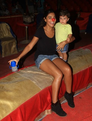 Juliana paes com o filho, Pedro, no circo (Foto: Delson Silva/Ag. News)