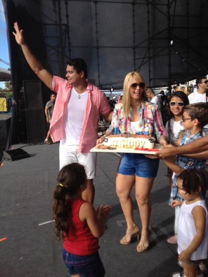 Xanddy recebe homenagem de Carla Perez no palco, durante show ma tarde deste domingo  (Foto: Divulgação)
