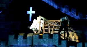 Lady Gaga se machuca durante show (Foto: Reprodução / TMZ.COM)