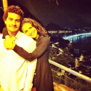 Thiago Martins e Paloma Bernardi (Foto: Reprodução / Twitter)