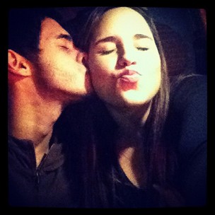 Perlla posta foto ganhando beijinho do marido (Foto: Instagram / Reprodução)