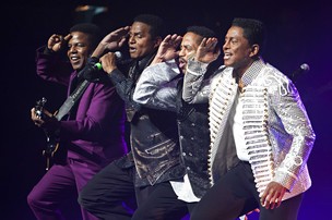 Tito, Jackie Jackson, Marlon e Jermaine Jackson em show do grupo The Jacksons em Nova York, nos Estados Unidos (Foto: Reuters/ Agência)