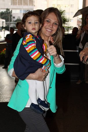 Thais Gebelein e Maria Sophia, mulher e filha do cantor Pedro Leonardo (Foto: Manuela Scarpa / Foto Rio News)