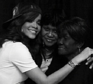 Rihanna com a mãe e a avó (Foto: Reprodução/Twitter)
