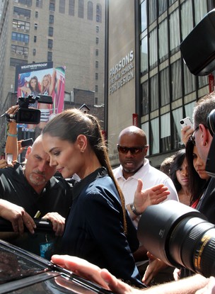Katie Holmes deixa gravação em NY (Foto: Agência/AFP)