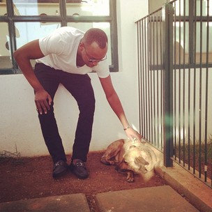 Thiaguinho com cachorrinha (Foto: Reprodução/Instagram)
