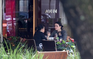 Lisandra Souto almoça com amiga em restaurante na Zona Sul (Foto: Wallace Barbosa / AgNews)