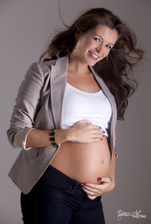 Bianca Castanho posa msotrando o barrigão de grávida (Foto: Derli Soares Jr / Divulgação)