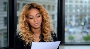 Beyoncé lendo carta (Foto: Reprodução / Youtube)