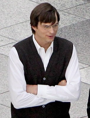 Ashton Kutcher filma novas cenas do filme ‘Jobs: Get Inspired’ em Los Angeles, nos Estados Unidos (Foto: X17/ Agência)