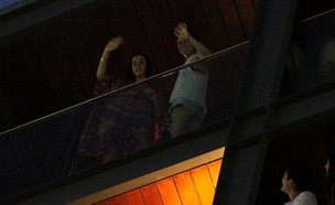 Katy Perry acena para a galera da sacada (Foto: Ag News/ André Freitas)
