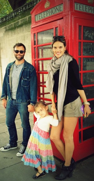 Alessandra Ambrósio com o marido e a filha em Londres (Foto: Reprodução/Twitter)