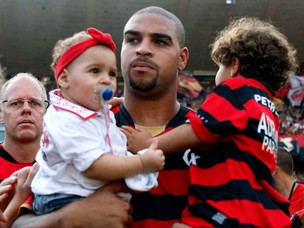 O jogador durante a apresentação no Flamengo: filhos entendem a lógica do futebol (Foto: Globoesporte.com)