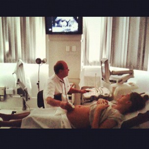 Carol Francischini posta foto fazendo ultrassom (Foto: Instagram / Reprodução)