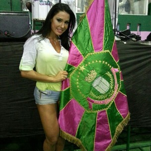 Gracyanne Barbosa na quadra da Mangueira (Foto: Reprodução/Instagram)