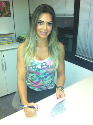 Graciella assinando contrato com a "Sexy" (Foto: Cacau Oliver/Divulgação)