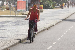 Débora Nascimento pedalando na orla da Barra (Foto: Clayton Militão / Foto Rio News)