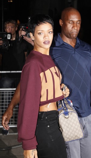 Rihanna faz tatoo (Foto: Getty Images / Agência)