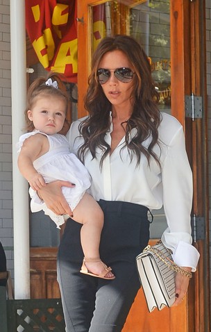 Victoria Beckham passeia com a filha Harper em Nova York (Foto: Honopix)