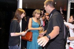 Taylor Swift se despede dos fãs no aeroporto (Foto: Alex Palarea / AgNews)