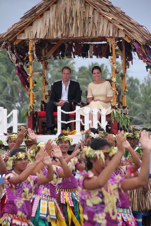 Príncipe William e Kate Middleton são carregados em liteira durante visita a Tuvalu (Foto: AFP)