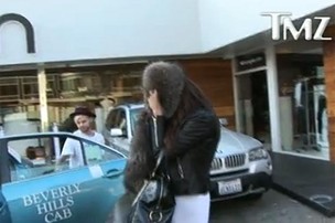 Amanda Bynes deixa loja de táxi (Foto: Reprodução/TMZ)