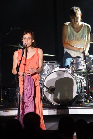 Fiona Apple em show recente em Los Angeles (Foto: Getty Images/Agência)
