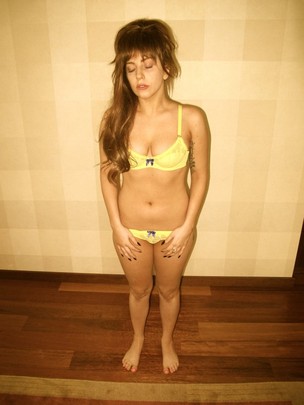 Lady Gaga postou em seu site fotos de calcinha e sutiã (Foto: Site Oficial / Reprodução)