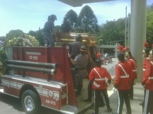 Caixão de Hebe Camargo é colocado no carro do Corpo de Bombeiros (Foto: Gabriela Pestana / EGO)