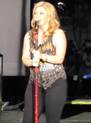 Kelly Clarkson faz show em Dublin e mostra estar acima do peso (Foto: Reprodução)