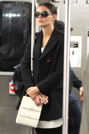 Katie Holmes anda de metrô em Nova York, nos Estados Unidos (Foto: Grosby Group/ Agência)