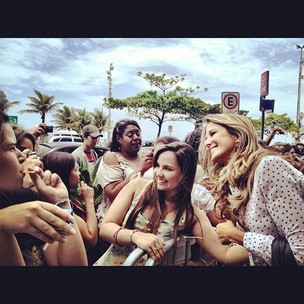 Ticiane Pinheiro com os fãs de Taylor Lautner (Foto: Reprodução/ Instagram)