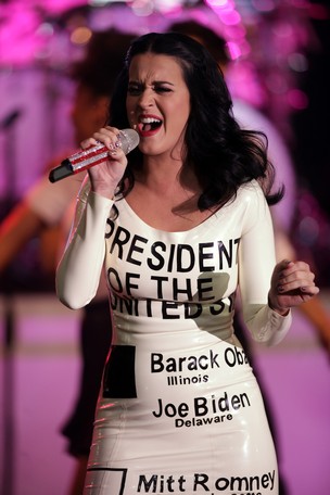 Katy Perry se apresenta durante um comício do presidente Barack Obama (Foto: Agência/AFP)