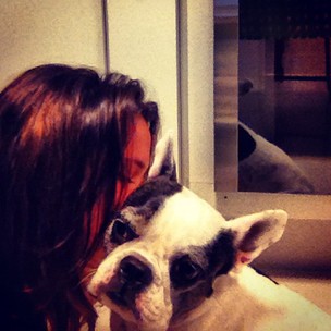Bruna Marquezine posta foto com cachorrinha: 'Cheirinho bom! Minha outra Lola' (Foto: Reprodução/Instagram)