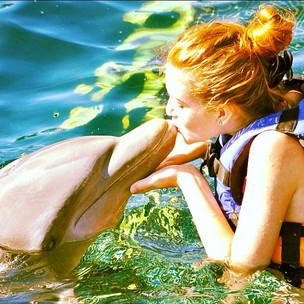 Marina Ruy Barbosa beija golfinho em 'Cozumel' (Foto: Instagram / Reprodução)