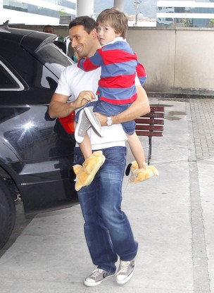 Murilo Rosa e seu filho saindo da Maternidade Perinatal  (Foto: Delson Silva / AgNews)