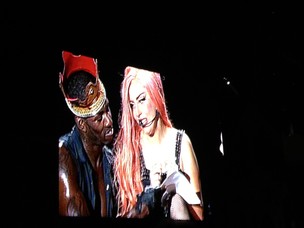 Lady Gaga com carta de fã em show em São Paulo (Foto: EGO)
