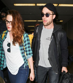 Robert Pattinson e Kristen Stewart desembarcam com cara de sono no aeroporto de Los Angeles (Foto: X17/Agência)