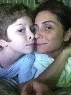 Giovanna Antonelli e o filho Pietro (Foto: Twitter/ Reprodução)