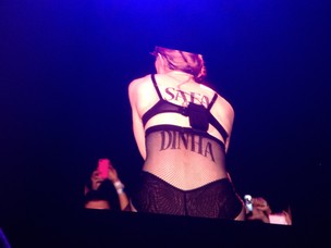 Madonna com a palavra "safadinha' escrita em suas costas em show em São Paulo (Foto: EGO)