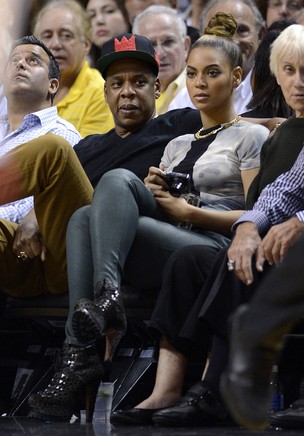 Jay-Z e Beyoncé assistem a partida de basquete em Miami, nos Estados Unidos (Foto: Rhona Wise/ Reuters/ Agência)