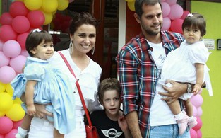 Giovanna Antonelli com as filhas, Antônia e Sofia, o marido, Leonardo, e o filho mais velho, Pietro (Foto: Anderson Borde e Alex Palarea/Ag News)