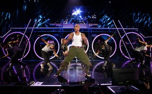 Chris Brown se apresenta com a turnê ‘The F.A.M.E.’ em Los Angeles, nos Estados Unidos. (Foto: Reuters/ Agência)