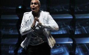 Chris Brown no American Music Awards em Los Angeles, nos Estados Unidos (Foto: Reuters/ Agência)